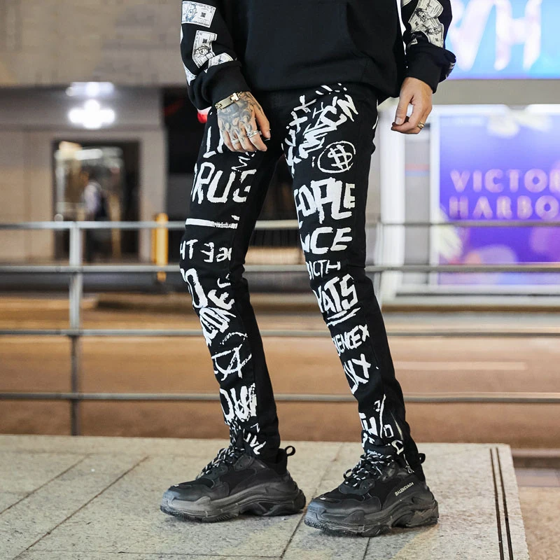 Марка New Fashion Hi Street Для мужчин; обтягивающие джинсы с молнией на щиколотке модные с принтом «граффити»; джинсы для мальчиков в стиле «хип-хоп» джинсовые штаны в уличном стиле