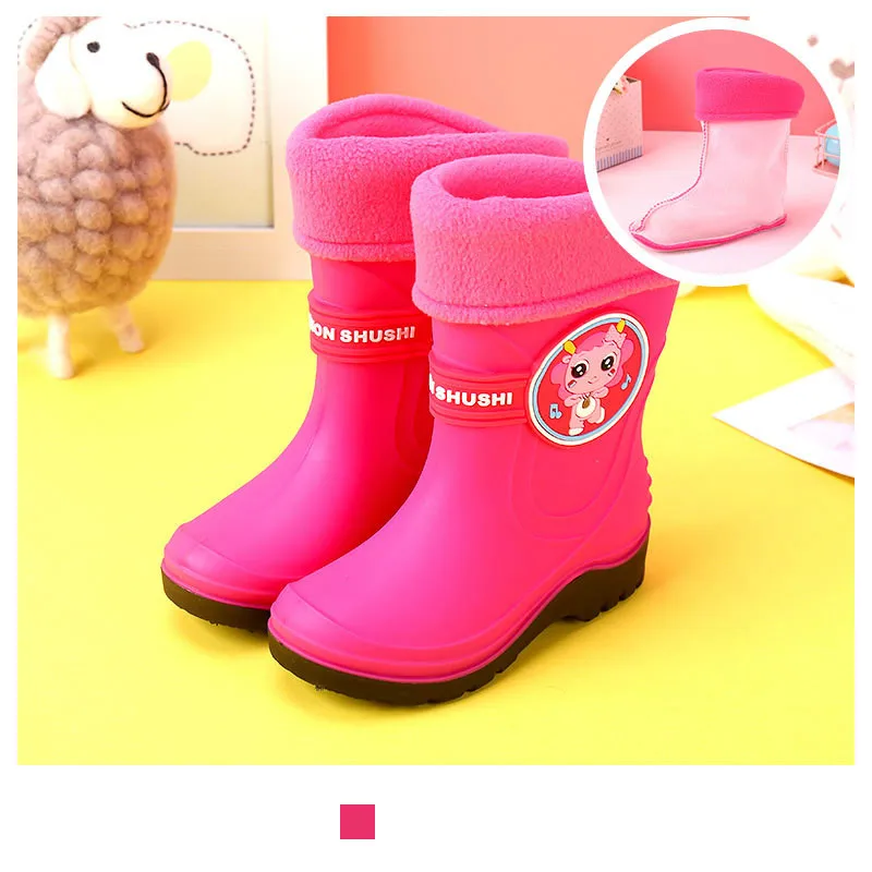 Детская непромокаемая обувь для мальчиков и девочек; нескользящая водонепроницаемая обувь из плюша с героями мультфильмов; теплая резиновая обувь; нескользящие водонепроницаемые ботинки - Цвет: thicken rose red