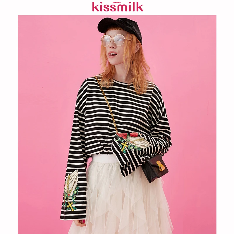 KISSMILK 2020 Весна и лето Новая модная женская футболка в полоску с вышивкой бергамота