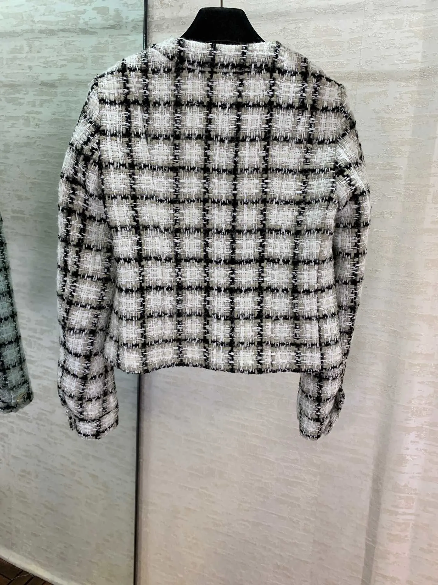 Новая женская осенняя и зимняя высококачественная шелковая тонкая клетчатая куртка с камелией 1031