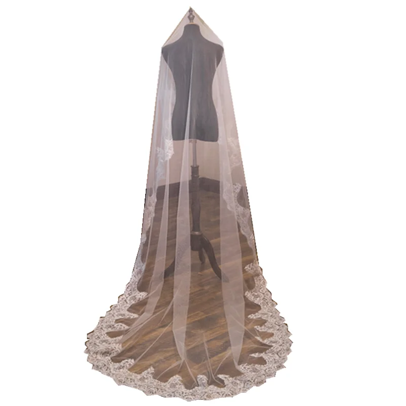 Красивая свадебная фата кружевная сбоку длиной 3 метра для собора однослойная