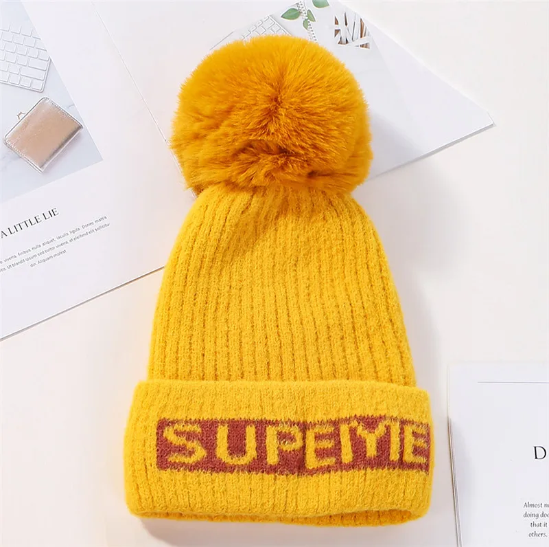 USPOP Новая модная зимняя женская шапка с буквенным принтом skullies, бархатные шапки с подкладкой, толстые теплые вязаные шапки, Повседневные шапки с буквенным помпоном