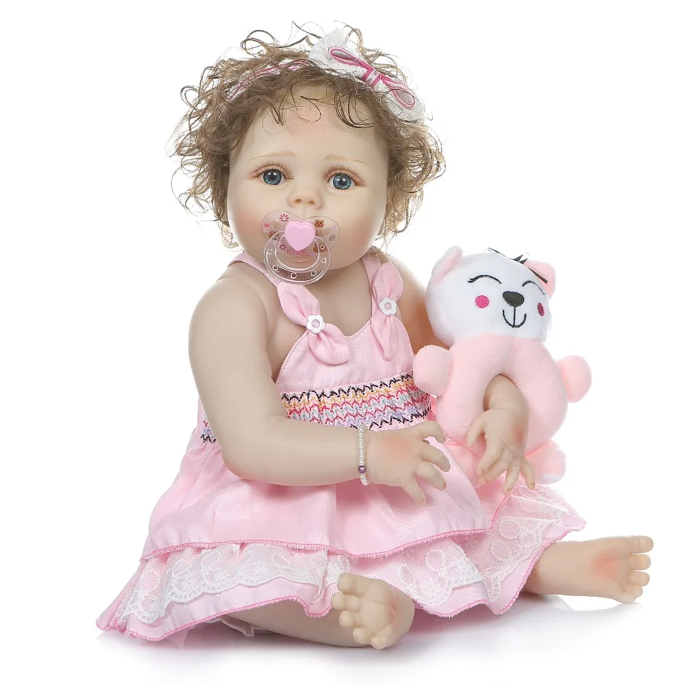 NPK 56 см полное тело slicone reborn baby doll девочка bebe Кукла reborn Ванна игрушка ручной укорененный вьющиеся волосы Анатомически правильная