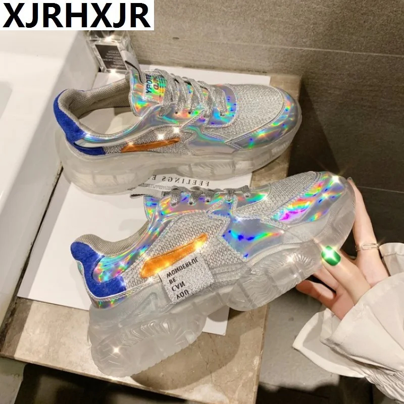 Женские кроссовки с прозрачным каблуком серебристые со стразами модная