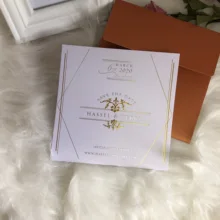 100-Персонализированные Заказные белые переливающиеся бумажные золотые фольгированные свадебные пригласительные открытки с конвертами