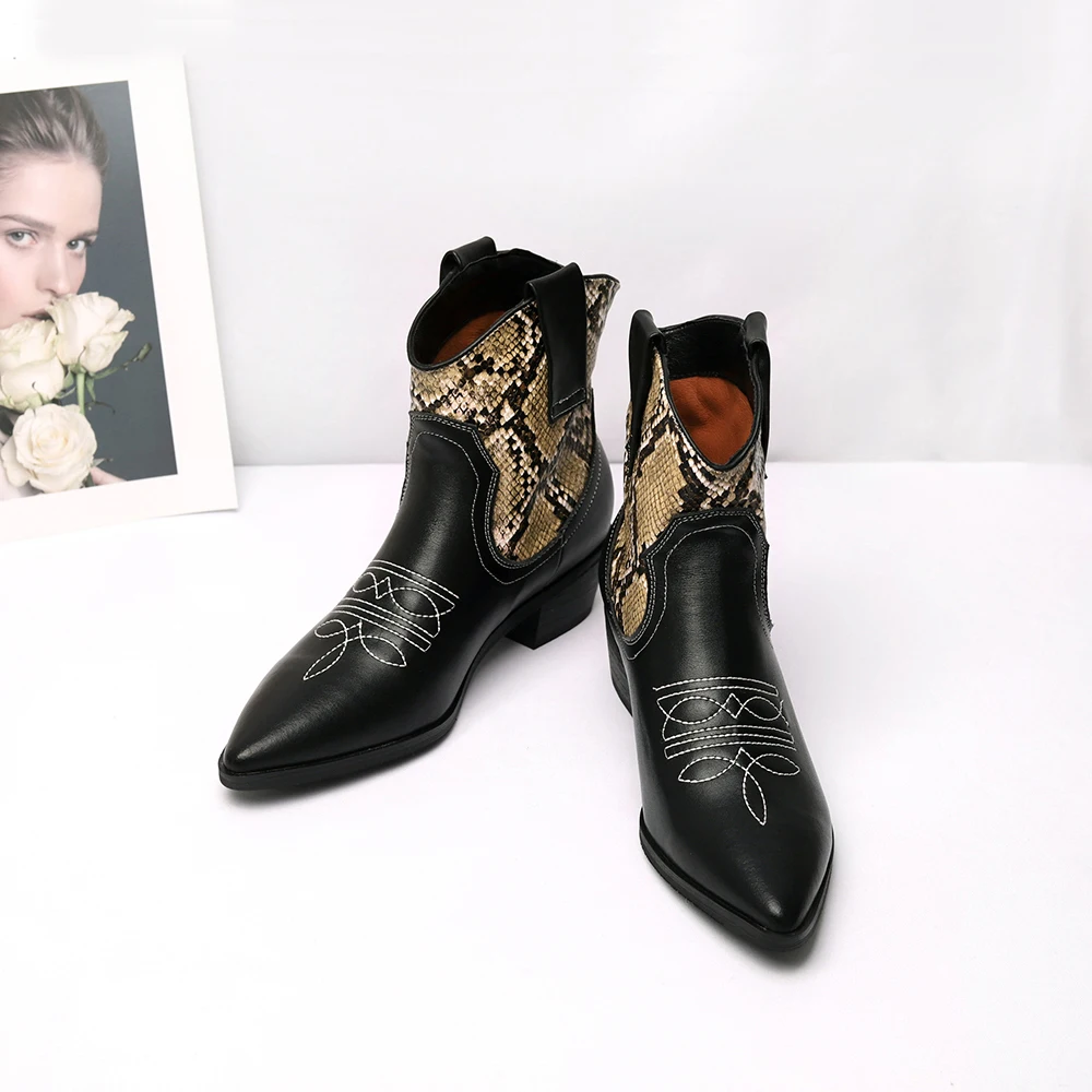 Ковбойские ботильоны из искусственной кожи смешанных цветов; женские ботинки на танкетке и высоком каблуке; ковбойские женские ботинки со змеиным принтом в западном стиле; коллекция года; женская обувь