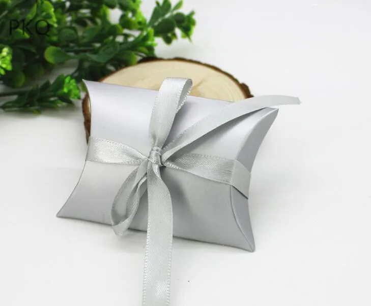 100pcs High Quality Small Paper Gift Box Packaging Sweet Candy Christmas Box Gold/Silver Color Paper Pillow Shape Wedding Box
