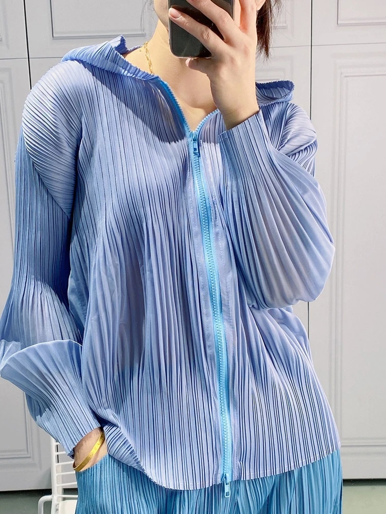 

Changpleat 2021 new all-match puff hooded jacket for women Miyake Pleated Loose and thin fashion solid color zipper Fold Coats