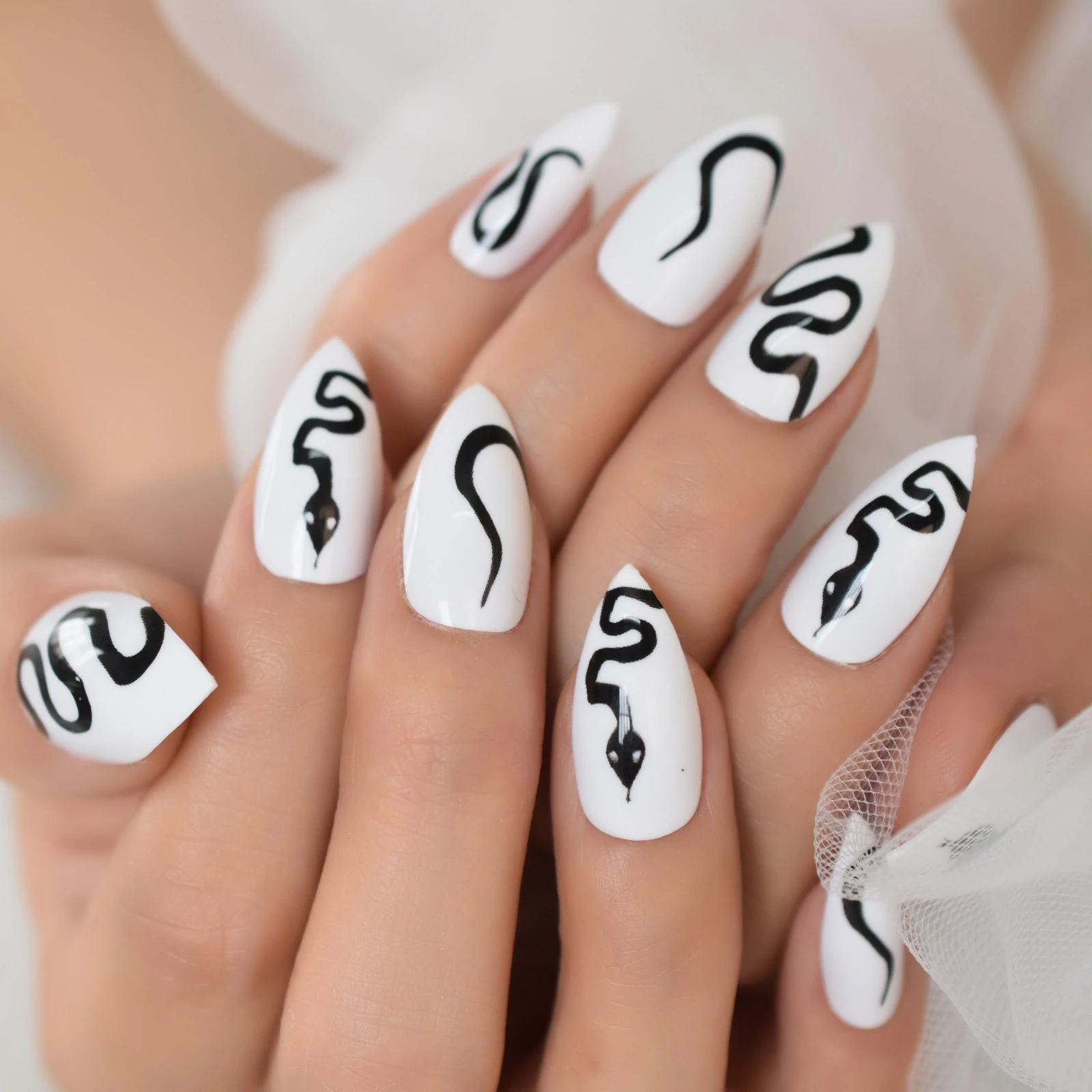 偽のネイル 光沢のある パンクスタイル スネークパターン 黒 白 24ピース セットのつけ爪 マニキュアツール 付け爪 Aliexpress