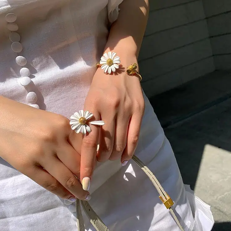 Bangle Bracelet HUANZHI New Design Gold Color Daisy Flower Bee Animal Asymmetry Adjustable Buckle Bracelet For Women Girl Set Jewelry Part