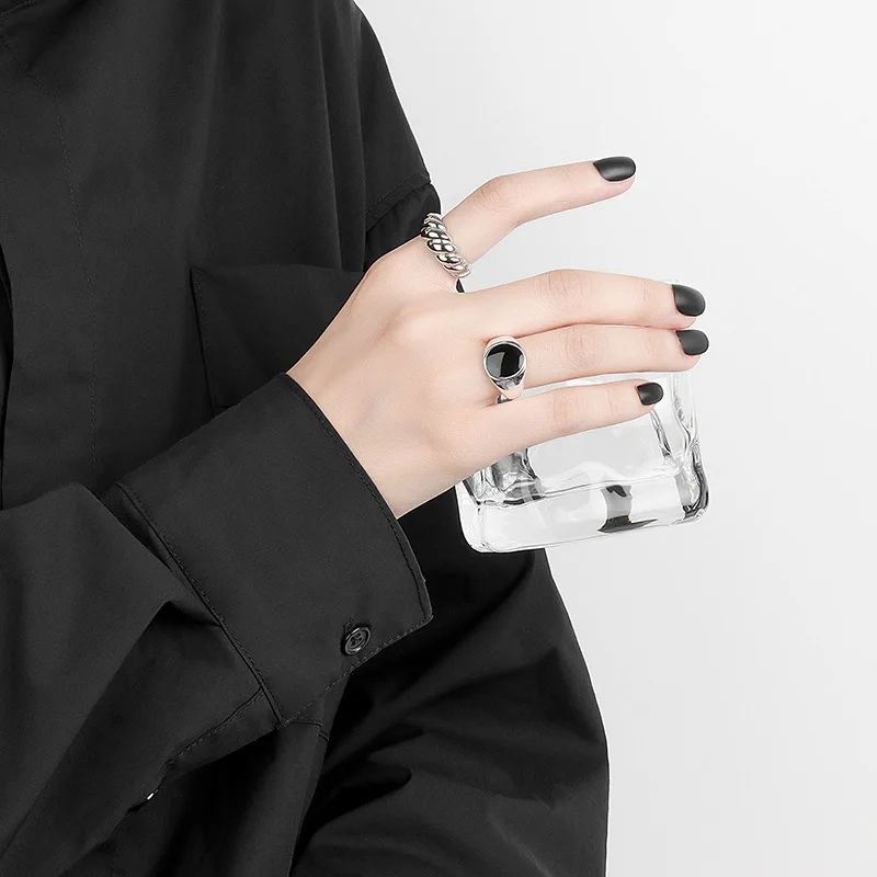 2025 Fashion Style Levi's trendiger silberner Fingerschmuck für die Feiertage, mit Damenringen, kreativen schwarzen, runden Abendgarderobe-Geschenken_voghion.com