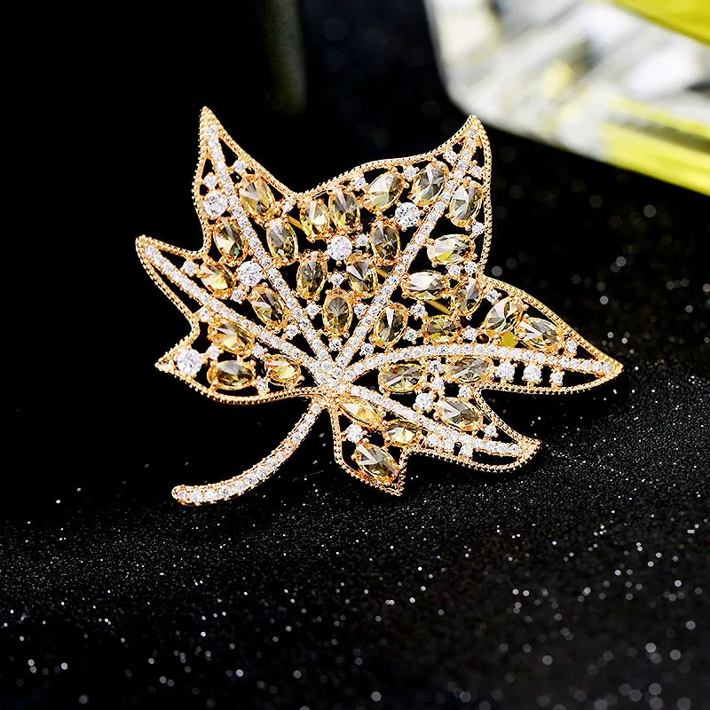 

Colorful Maple Leaf Shaped Brooch Pins Clothes for Women New Arrival Wedding Zircon Brooch Leaves Pins Metal Badges Brooch Jewelry