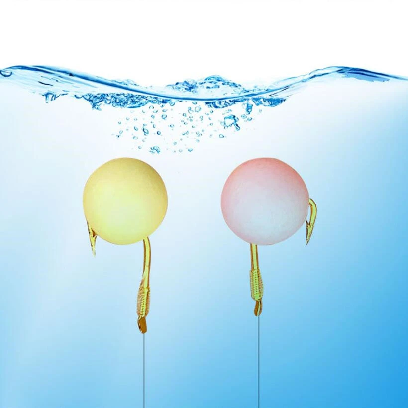 Шарик плавает. Бассейн с мячиками. Шары на воде. Плывет мячик. Шарик плавает.