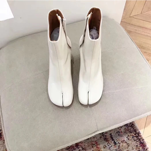 White Patent Leather Женские ботинки из лакированной кожи на молнии сбоку; дизайнерские странные туфли на высоком массивном каблуке с металлическими вставками; с открытым носком; с голографическим узором - Цвет: White Patent Leather
