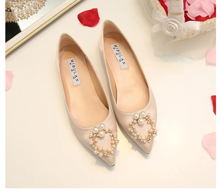 Женская обувь из шелковой ткани на плоской подошве; Модные слипоны с жемчугом ручной работы; женская обувь высокого качества с острым носком; свадебное платье обувь; размеры 34-45
