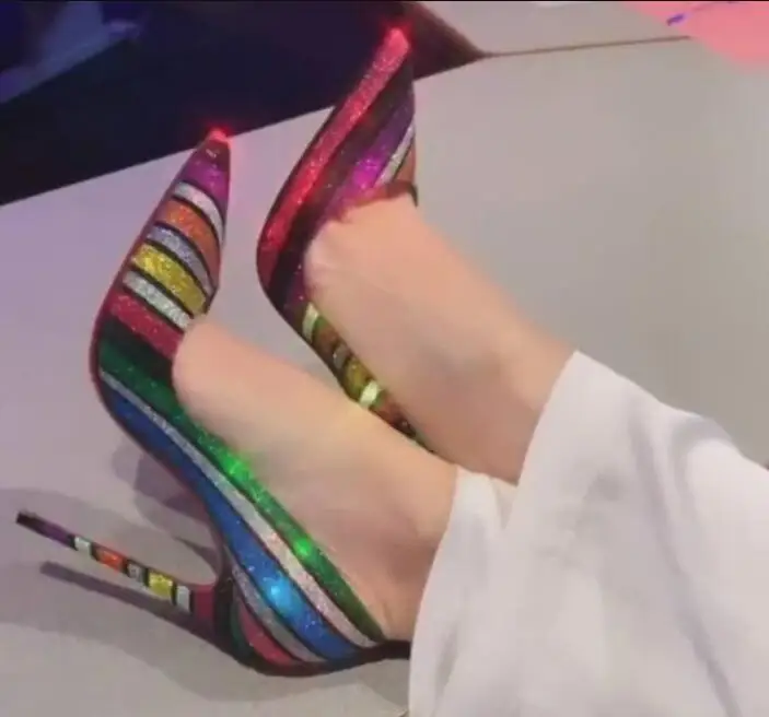 Пикантные разноцветные свадебные туфли с блестками; блестящий глиттер в радужную полоску для невесты; женские модельные туфли; туфли-лодочки на шпильке с острым носком