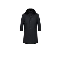 Casaco longo fino com corte de ovelhas nele para o inverno apropriado para o entretenimento ao ar livre tal como a pesca ou guarda do suporte ou