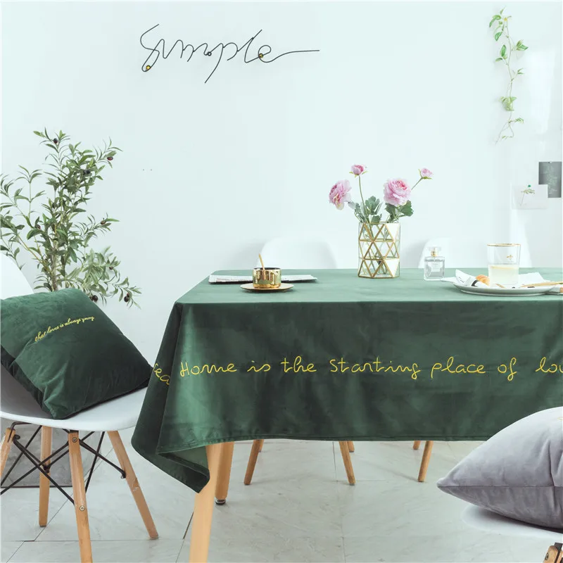 Бархатная скатерть темно зеленого цвета однотонная с золотой вышивкой и