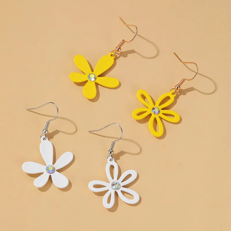 

Simple Asymmetrical Hollow Out Flower Ladies Earrings Simple Small Fresh Five Flower Pendant Earrings Fashion Jewelry Gifts