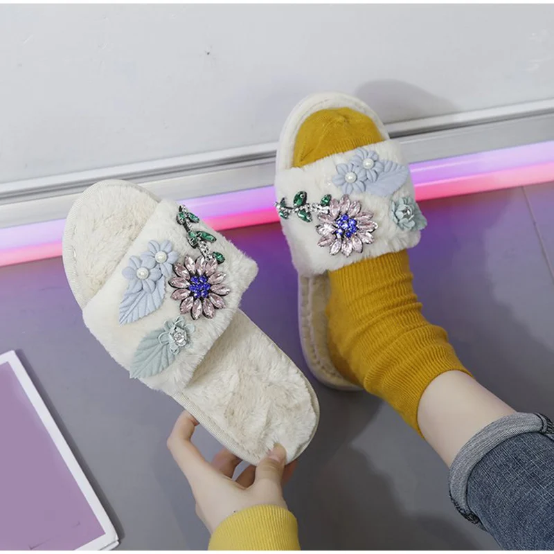 Женские зимние теплые меховые тапочки; женские короткие плюшевые Вьетнамки; домашняя повседневная обувь на нескользящей плоской подошве; женская обувь с аппликацией и открытым носком