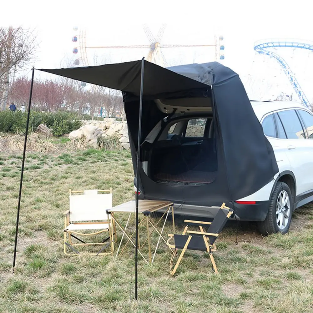 Auto-condução do carro tenda de acampamento tronco