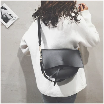 

Korean version of the big bag female 2019 new personality simple mother bag super fire wild retro shoulder Messenger bag
