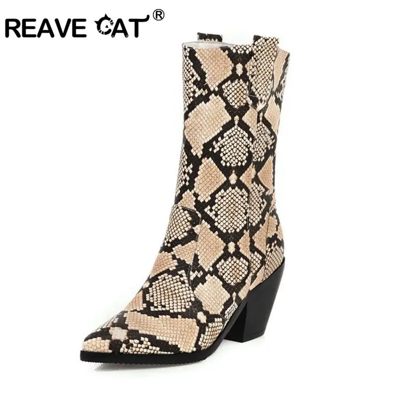 REAVE CAT/модные ботинки до середины икры; женские слипоны с острым носком на высоком квадратном каблуке с принтом змеи; зимняя обувь; большие размеры 46