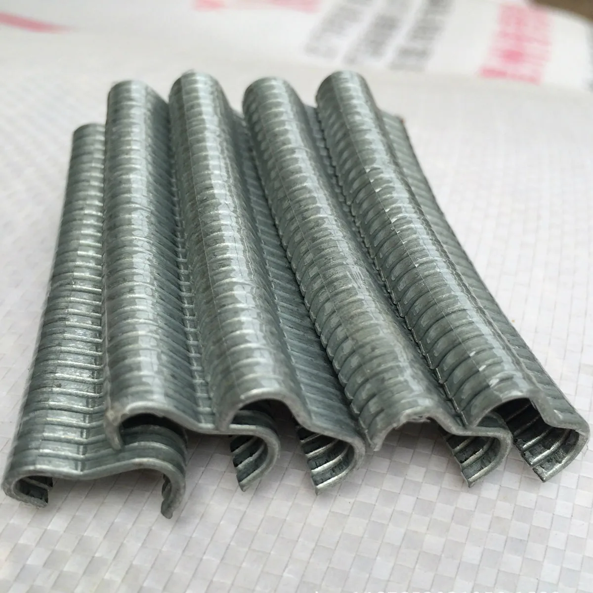 DWZ 600pcs M Clips Staples Chicken Mesh Cage Wire Fencing & Hog Ring Plier Tool