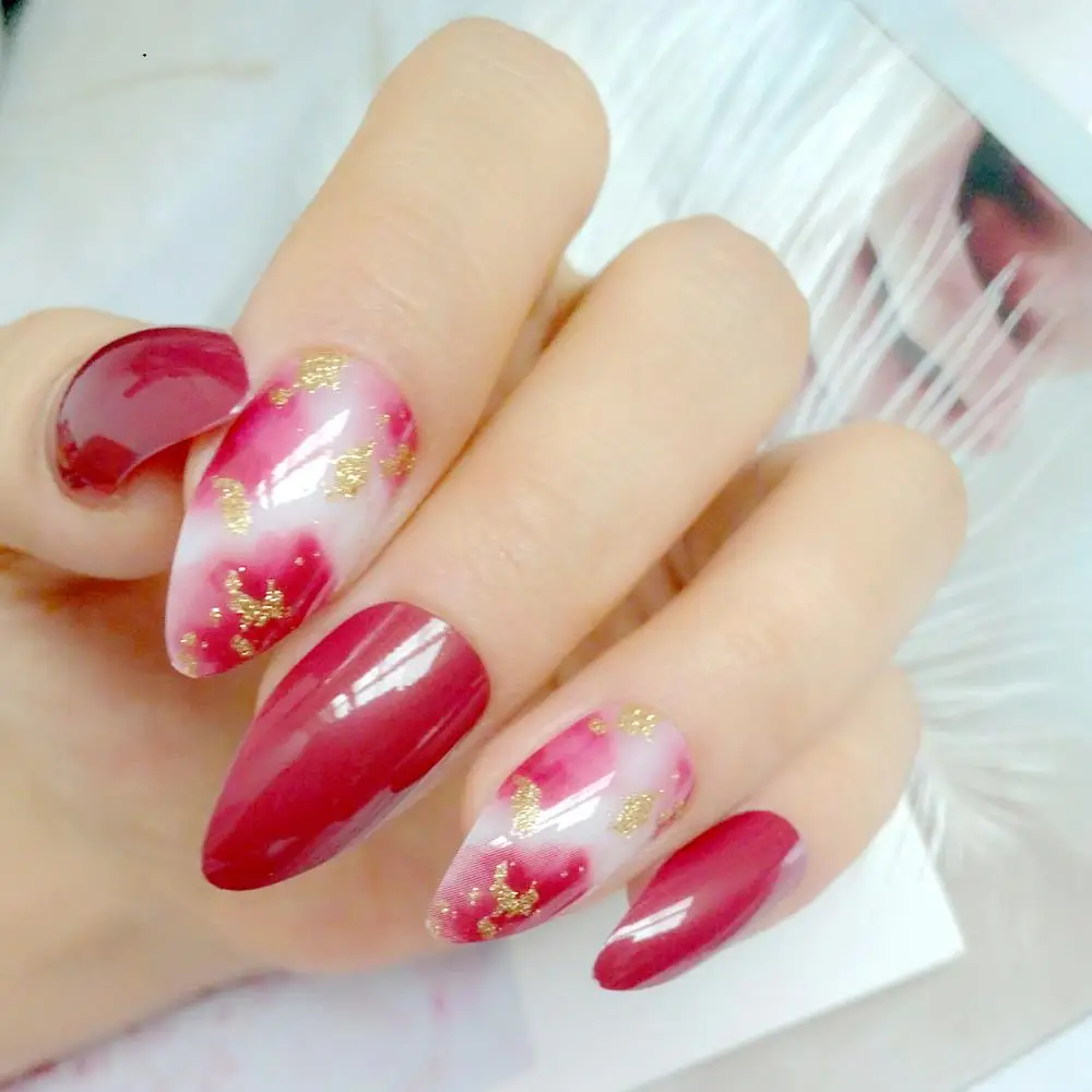 

24Pcs Glitter Gold Artificial Fake Nails Wine Red Short Stiletto Fake Nails With Design Blooming Gradient DIY Manicure Tools