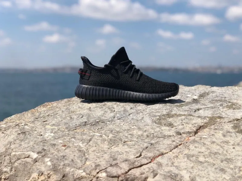 Черные и красные кроссовки с принтом «Адидас» Yeezy 350 2