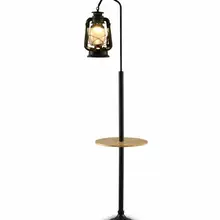 Напольный светильник, винтажный керосин, рядом с торшом, стоящий с деревянной полкой для гостиной