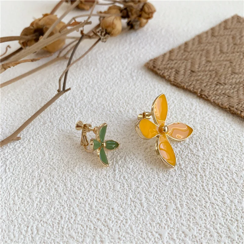 Yellow clip earrings Асимметричная Размер клипсы, серьги с цветами для женщин, ювелирное изделие для ушей и защищает от ветра, милый желтый фиолетовый лепесток серьги-клипсы не пирсинг ювелирные изделия - Окраска металла: Yellow clip earrings
