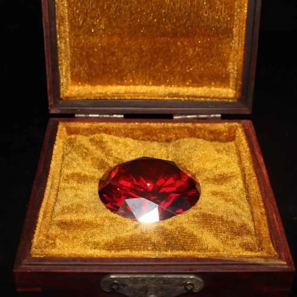 

Exquisite zircon decoration