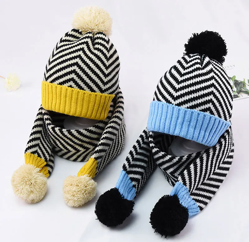 Зимний теплый вязаный шапка и шарф Лоскутная детская полосатая шапка комплект из 2 частей для мальчиков и девочек с шапка, закрывающая уши с Pom шарфы