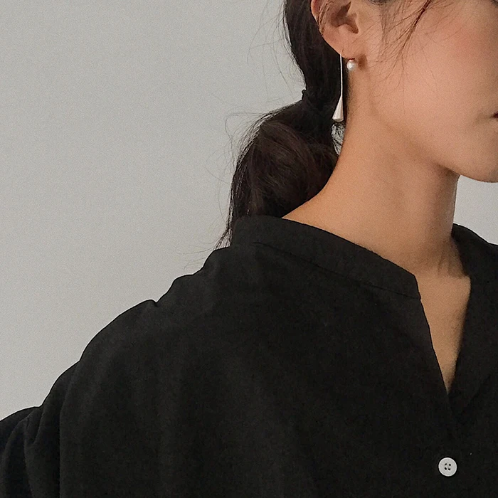 AOMU-Korea-Design-New-Elegant-Pearl-Matte-Metal-Curved-Line-Hook-Geometric-Water-Drop-Long-Dangle (2)