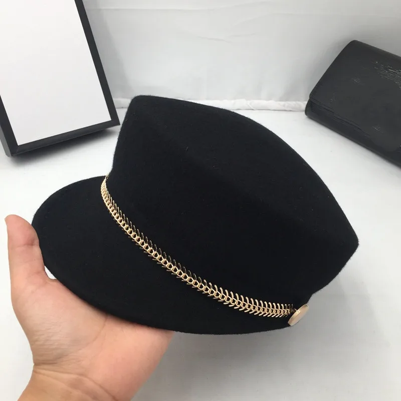 black cloth cap