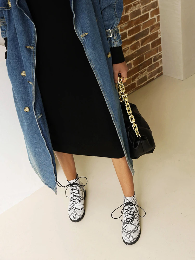 Oversized Blue Snake Print Lace-Up Women's Ankle Boots, Flat-Bottomed Low-Heeled Short Plush Inner Lining Autumn Warm Short Boot