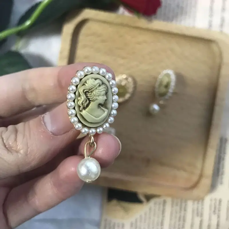 

1 Pair Vintage Earrings Carved Women Exquisite Retro Luxury Fashion Ear Stud Ears Clip Badge Noble Elegant Jewelry Lady Women Ch