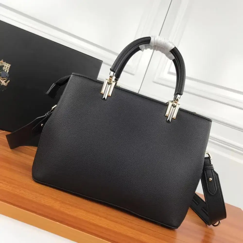 

Fashionable handbag with large capacity, simple and practical, unique, this bag can be carried by hand, shoulder shoulder slung