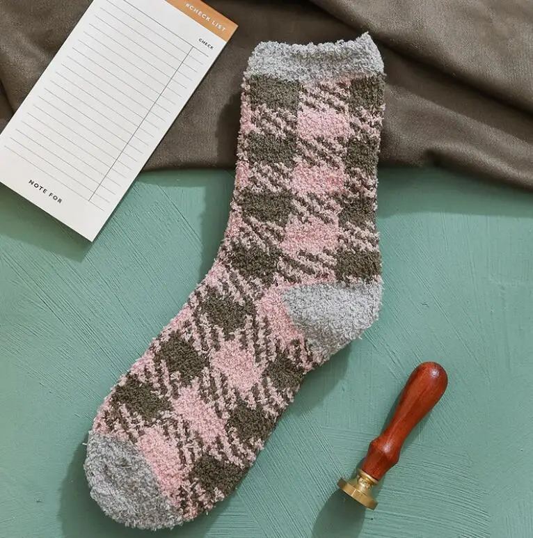 pink Модные клетчатые женские носки коралловые бархатные плотные носки Femme зимние забавные носки теплые домашние носки для сна Calcetines meias - Цвет: pink