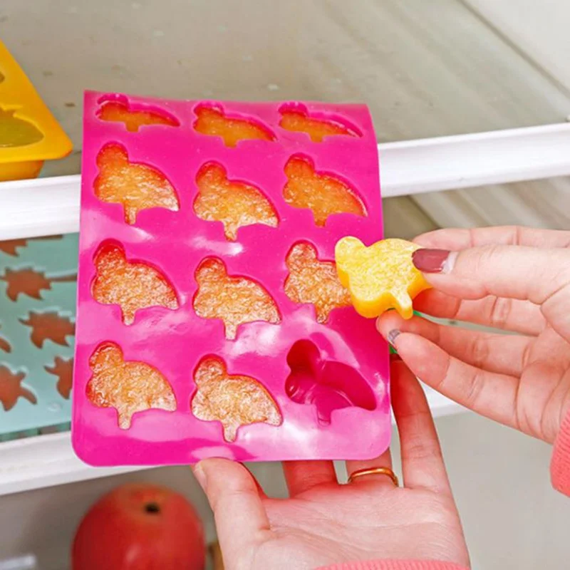1Pcs Silicone Chocolate Mold Tray Creative Penguin / Cactus / Coco / Pineapple Shaped Ice Cube Cake Decoration Mold Random Color