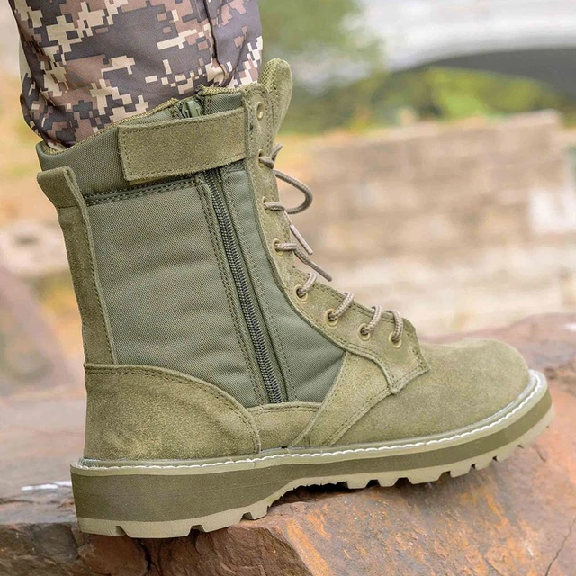 Botas De Hombre Verdes Y Beige De Estilo Militar Con Cordones Para  Caminatas Activas En La Montaña Y Pesca Sobre Un Fondo De Arena Y Hierba.  Cáucaso, Rusia Fotos, retratos, imágenes y