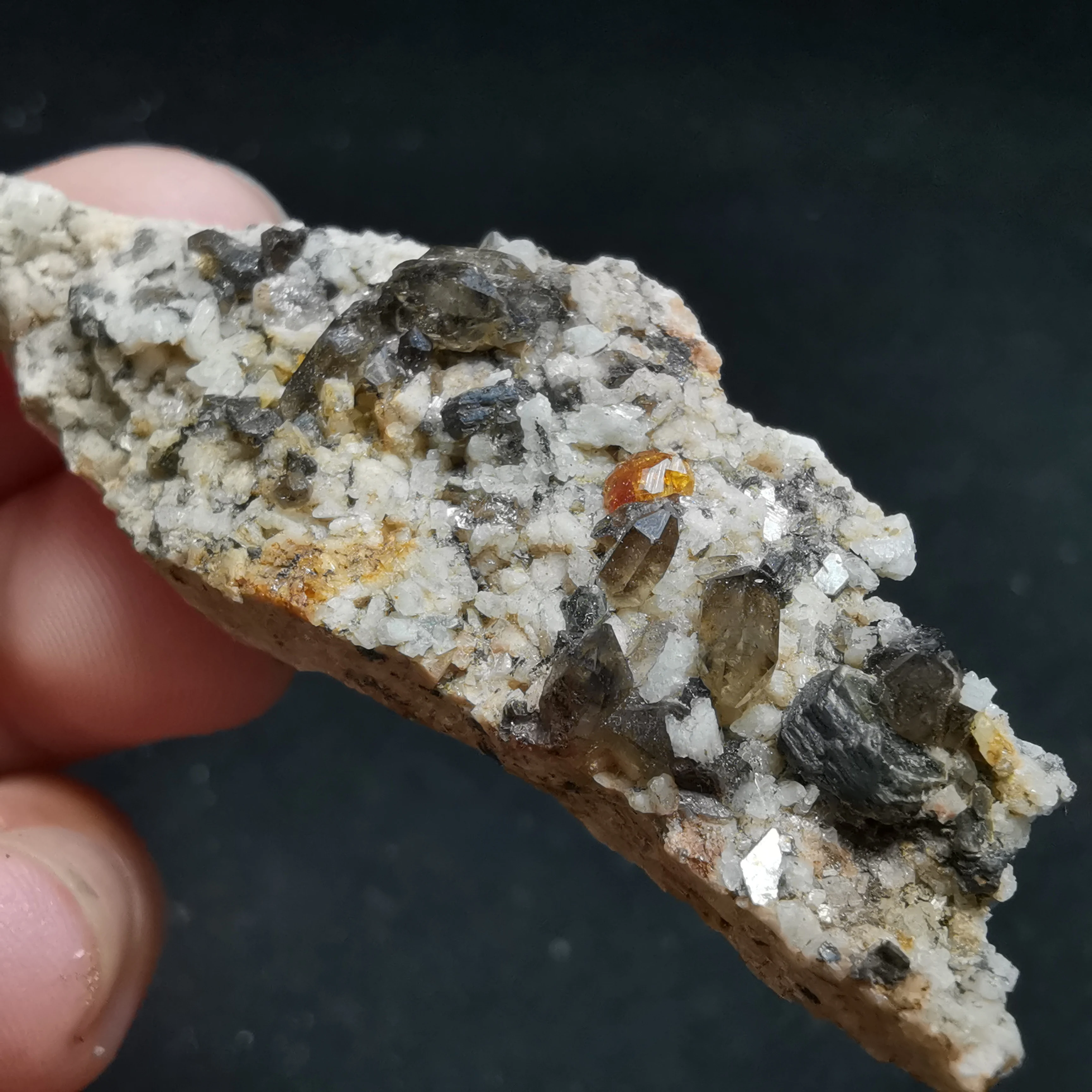 

10.5g100% natural garnet mica crystal paragenesis mineral sample, crystal feldspar mineral crystal intergrowth ore