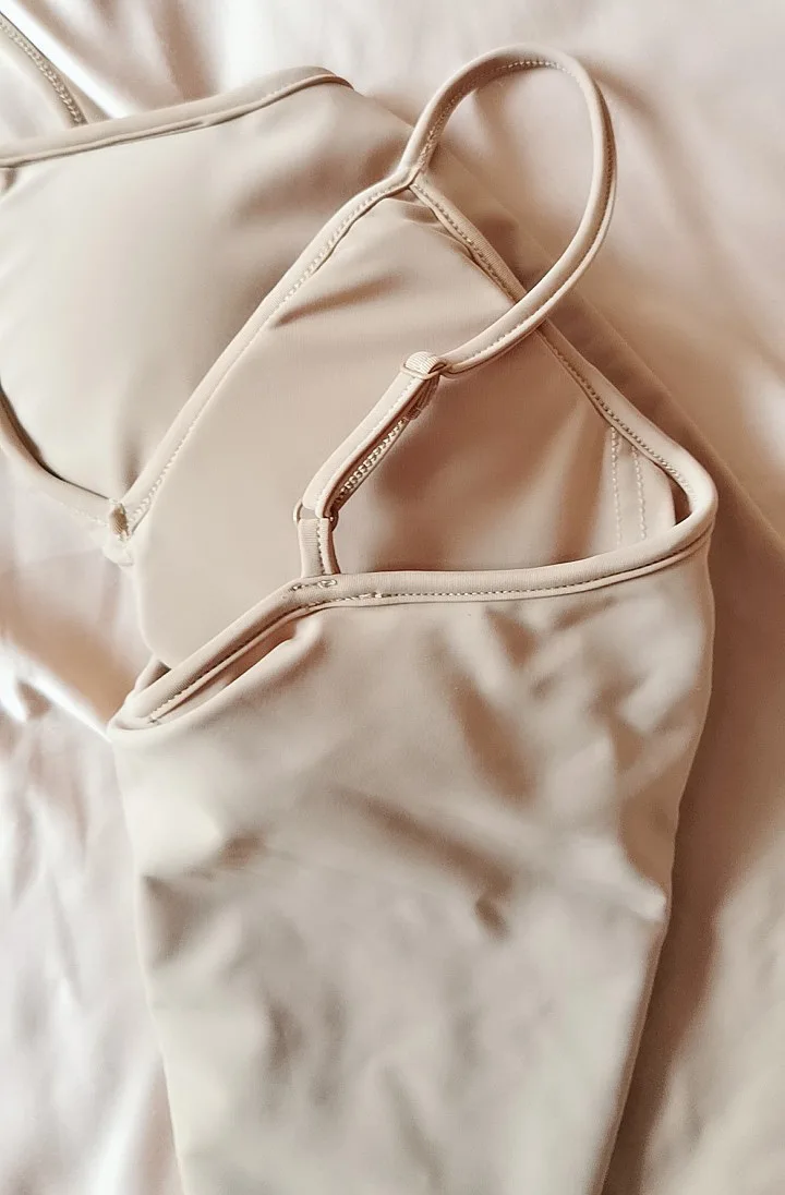 Женский Стильный телесный сплошной цвет Slim Fit ремень топ с нагрудными накладками-Последняя мода топы
