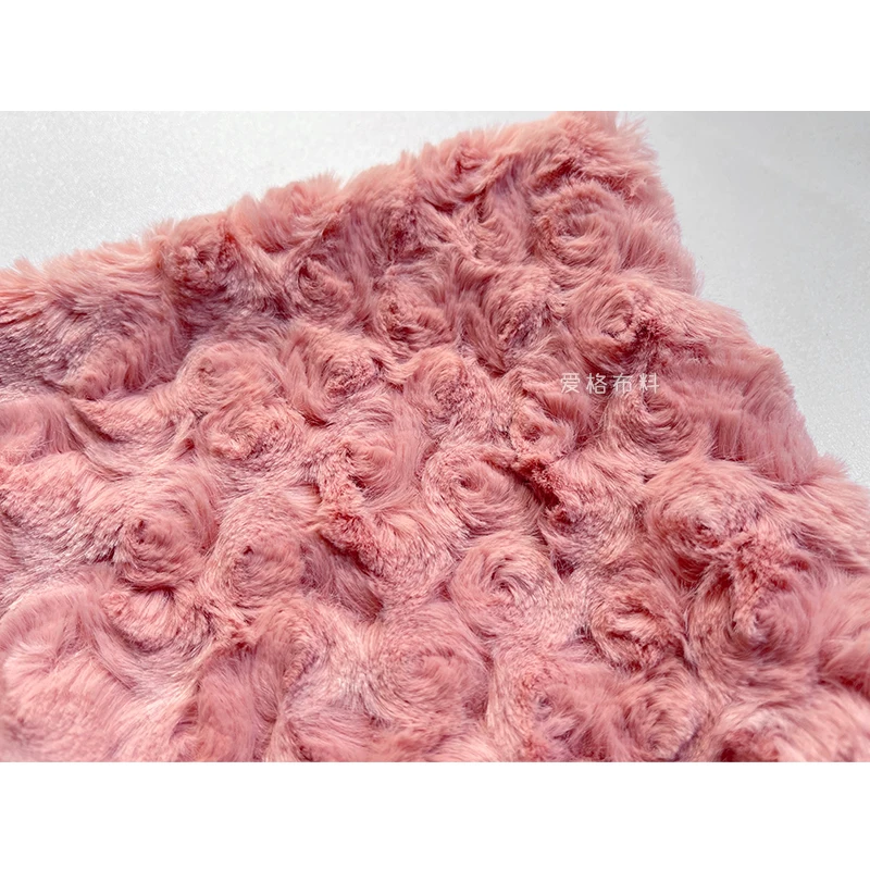 Мягкая приятная для кожи светло-розовая плюшевая искусственная меховая роза с