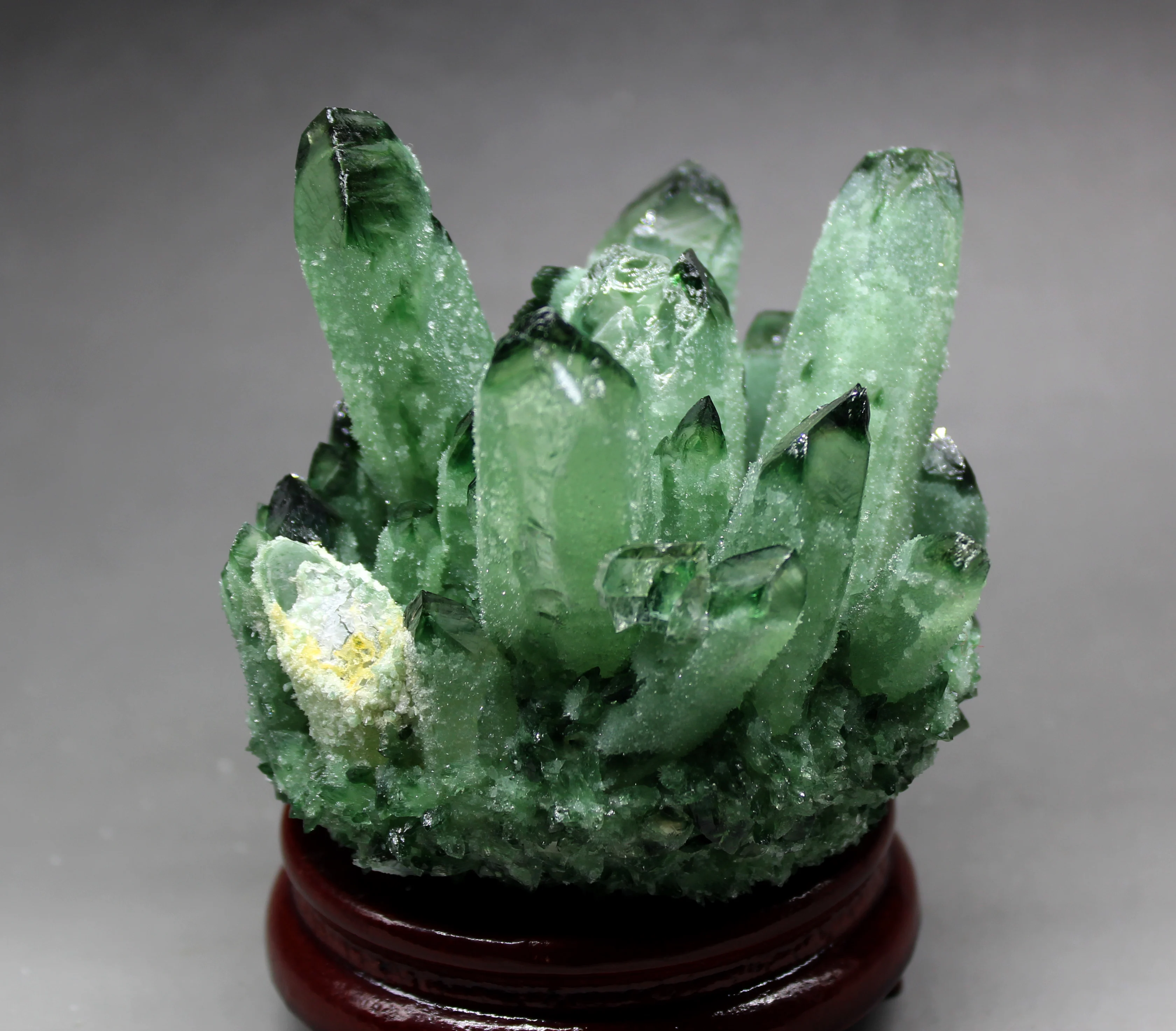 693 г натуральный зеленый Ghost Phantom Quartz кристалл кластера кристаллы и камни лечебные образцы деревянная основа