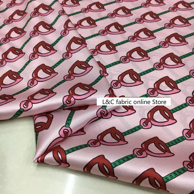 Стрейчевая ткань Тяжелая шелковая ткань брендовая розовая цепочка с лошадью принт рубашка платье шелкопряда шелковая ткань сатин-стрейч для модного дизайна