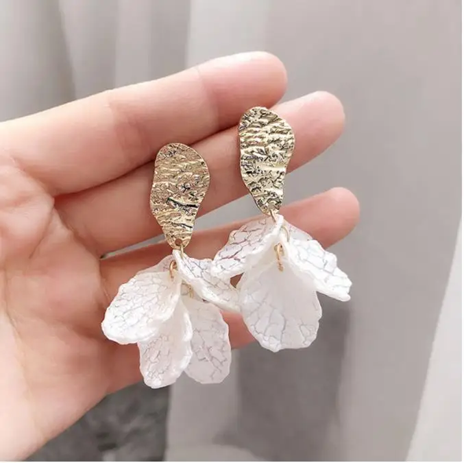 Серьги, новая мода, Корейская белая ракушка, цветок, лепесток, висячие серьги для женщин, геометрические массивные подвески, трендовые ювелирные изделия