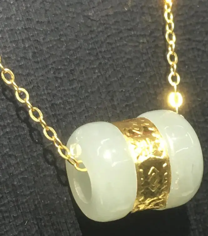

Expensive jewelry 18K Gold necklace Hetian jade pendant fidelity certificate