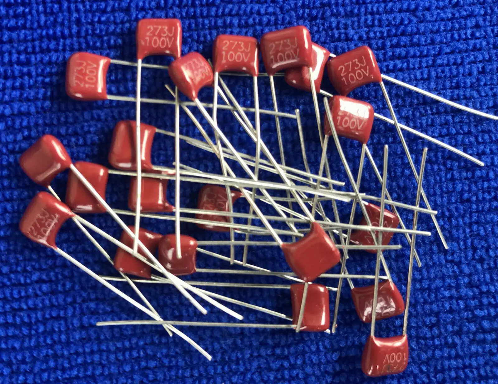 100pcs 273J 100V В американском стиле, имеется на 50/100 шт CBB Металлизированный пленочный конденсатор с алюминиевой крышкой, 102/103/104/105/222/273/332/333/473/474/681J 100V - Цвет: 100pcs 273J 100V